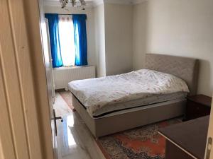 een kleine slaapkamer met een bed en een raam bij Sivas Sıcak Çermik Kaplıca Villa 