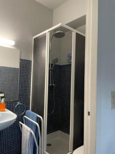 y baño con ducha, aseo y lavamanos. en Meublé Prado Vélodrome, en Marsella