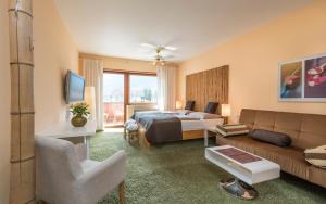 コルドラノにあるHotel Bambooのベッドとソファ付きのホテルルーム