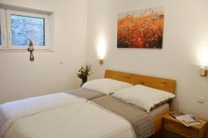 - une chambre avec un lit et une peinture murale dans l'établissement Ferienhaus 'Freund am See' 3, à Heimbach
