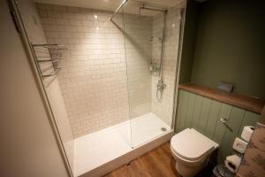 La salle de bains est pourvue d'une douche et de toilettes. dans l'établissement Green Man by Chef & Brewer Collection, à Harlow