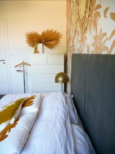 Een bed of bedden in een kamer bij La Source - gîte en Drôme provençale - Allan