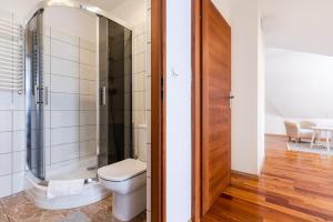 a bathroom with a toilet and a shower at RentPlanet - Apartamenty Krzeptówki in Zakopane