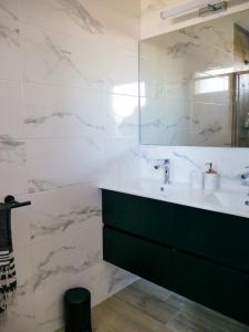 een badkamer met een wastafel en een spiegel bij La Source - gîte en Drôme provençale - Allan in Allan +15 foto's