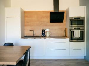 Een keuken of kitchenette bij La Source - gîte en Drôme provençale - Allan