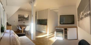 Televízia a/alebo spoločenská miestnosť v ubytovaní Alpine Centre apartment Kranjska Gora