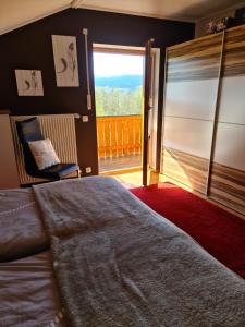 Un dormitorio con una cama grande y una ventana en Ferienwohnung HOAMAT Schmalzreich Andrea, en Lam