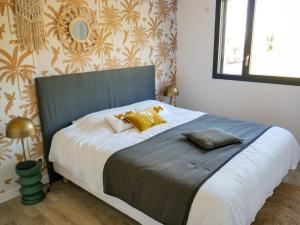 een bed met twee kussens erop in een slaapkamer bij La Source - gîte en Drôme provençale - Allan in Allan