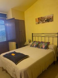 A bed or beds in a room at Casa Rural Les Caixes