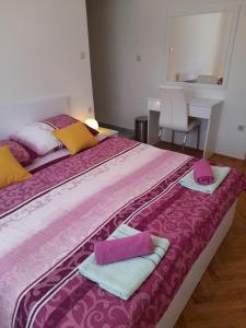 Katil atau katil-katil dalam bilik di Room in Lopar with terrace, air conditioning, WiFi 3719-4
