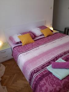 dos camas sentadas una al lado de la otra en una habitación en Room in Lopar with terrace, air conditioning, WiFi 3719-4 en Lopar