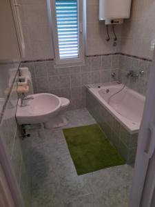 y baño con lavabo, bañera y aseo. en Room in Lopar with terrace, air conditioning, WiFi 3719-4 en Lopar
