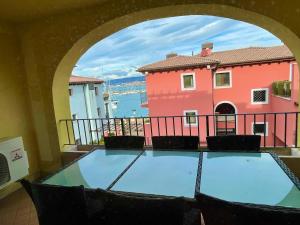 - un balcon avec une table et des chaises dans l'établissement Apartment Claudia, à Muggia