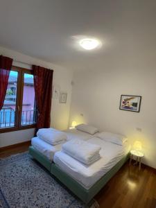 1 dormitorio con 2 camas y ventana en Apartment Claudia, en Muggia