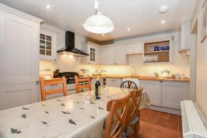 Köök või kööginurk majutusasutuses Sandpiper Cottage Low Newton