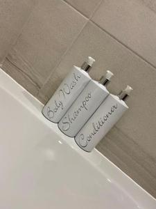 un cepillo de dientes blanco en el lavabo del baño en Contemporary Luxury Barn Conversion in County Durham en Durham