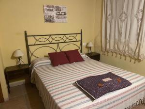 A bed or beds in a room at Casa Rural Les Caixes
