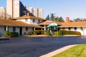 a front view of a hotel with a cafe at Budget Host Alexandria in Alexandria