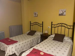 A bed or beds in a room at Casa Rural Les Caixes
