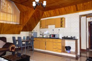 Кухня или мини-кухня в Acacia Luxurious Apartment
