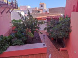 Casita La Gomera في سان سيباستيان دي لا غوميرا: شرفة في الهواء الطلق مع نباتات على مبنى