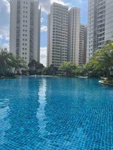 ein großes Schwimmbad in einer Stadt mit hohen Gebäuden in der Unterkunft comfortable house @ Country Garden Danga Bay in Johor Bahru