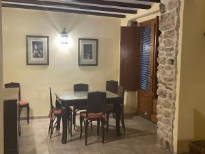 uma sala de jantar com mesa e cadeiras em Casa Rural Les Caixes em Sant Mateu