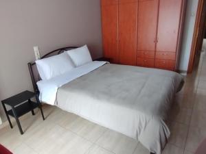 A bed or beds in a room at Ρετιρέ με θέα