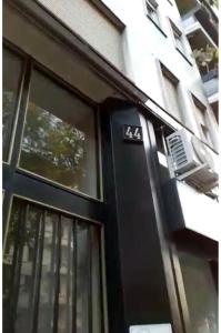 een voordeur van een gebouw met een bord erop bij nuovo bilocale città studi (duomo) in Milaan