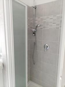 een douche in een badkamer met een glazen deur bij nuovo bilocale città studi (duomo) in Milaan