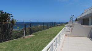 un balcón con vista al mar en Ramsgate Rendezvous 3 - Sleeps 6 - Close to The Beach!, en Margate