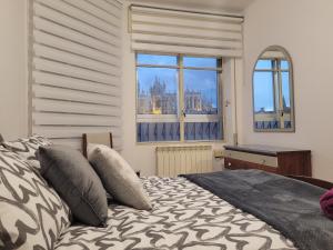 a bedroom with a bed with a view of a city at Catedral de León in León