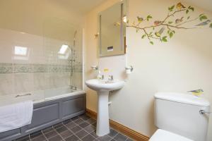 Koupelna v ubytování Mossyford Cottage + 16 fotografií