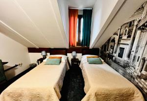 Zimmer mit 3 Betten in einem Zimmer in der Unterkunft Hotel Villa Diana in Split