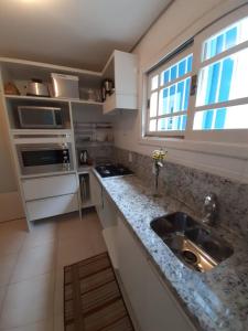 Una cocina o zona de cocina en Apartamento completo em avenida principal