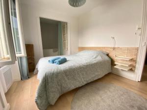 um quarto com uma cama com um bicho de peluche azul em Le Cliersou - Appartement bien situé à Clermont-Ferrand Fontgieve em Clermont-Ferrand