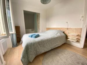 - une chambre avec un lit avec un animal farci bleu dans l'établissement Le Cliersou - Appartement bien situé à Clermont-Ferrand Fontgieve, à Clermont-Ferrand