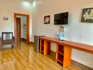 TV a/nebo společenská místnost v ubytování Nakasang Paradise Hotel
