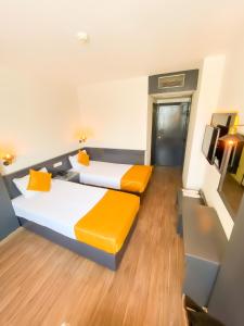 Cette chambre comprend deux lits et une télévision. dans l'établissement Hotel Güleryüz 2, à Antalya