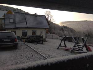 Widok na góry z tego domu w stylu alpejskim