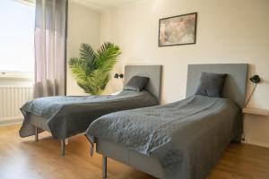 Een bed of bedden in een kamer bij Design apartment with lake view, sauna, fireplace