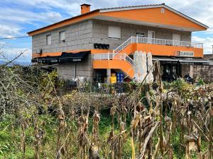 una casa en la cima de una colina con un campo de maíz en O LAR DO LUME en Porriño