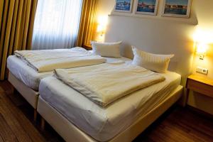 Postel nebo postele na pokoji v ubytování Hafendomicil Appartement WH08 - Hirsch