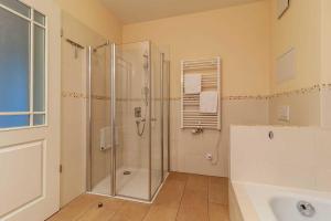 Ένα μπάνιο στο Hafendomicil Appartement WH15 - Adler