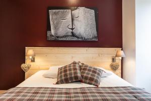 a bedroom with a bed with a picture on the wall at La Grange in Birkenwald