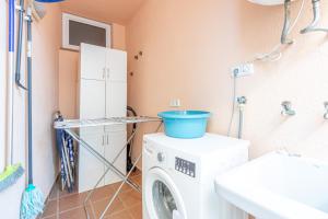 eine Waschküche mit einer Waschmaschine und einem Waschbecken in der Unterkunft BADIA DE ROSES 1 new apartment in Roses