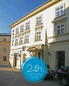 un gran edificio blanco con un cartel que dice gran grupo Polania en Great Polonia Kraków Old Town en Cracovia