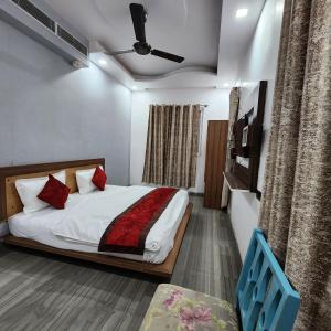een slaapkamer met een bed en een plafondventilator bij HOTEL ROYAL AFGHAN in New Delhi
