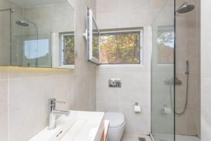 bagno con doccia, lavandino e servizi igienici di Apartment Limani a Longós