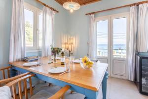 comedor con mesa y vistas al océano en Apartment Limani en Longos